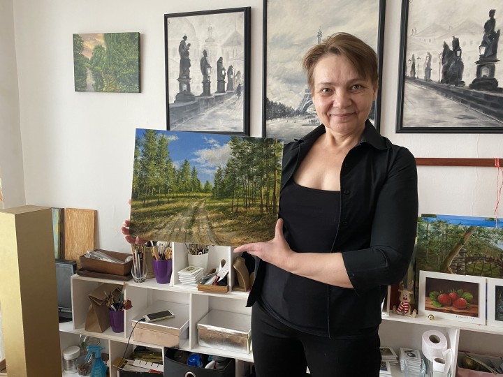Malířka s obrazem "Borovicový les"